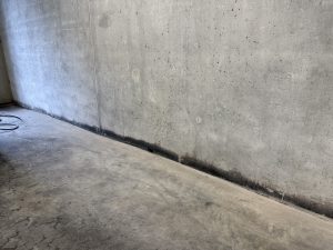 Før laserrensning af cementvæg